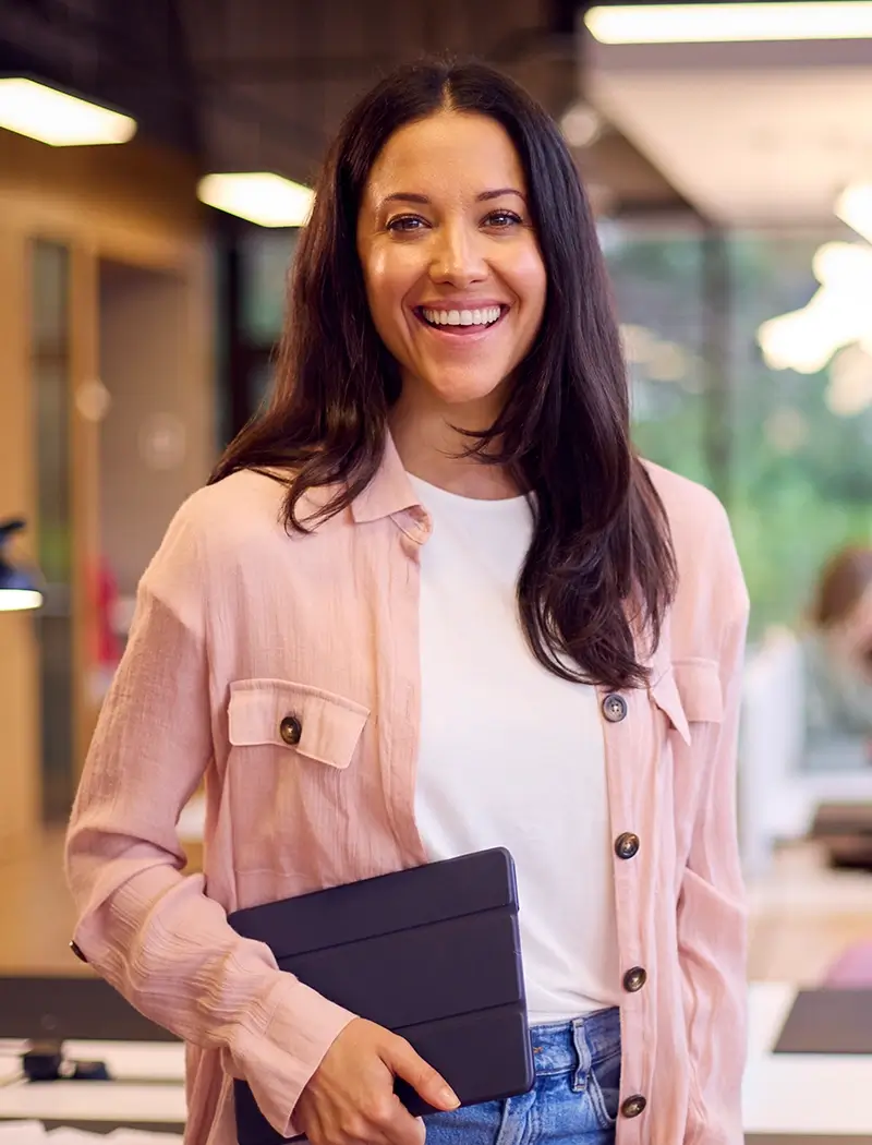 portrait-of-smiling-businesswoman-standing-in-mode-Y97DXBY